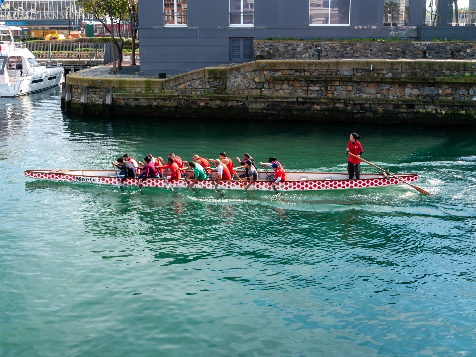 Telesure dragon boat takımı yarışta