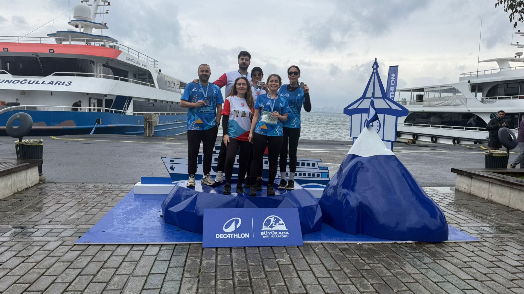 Büyükada Yarı Maratonu podyumunda takım